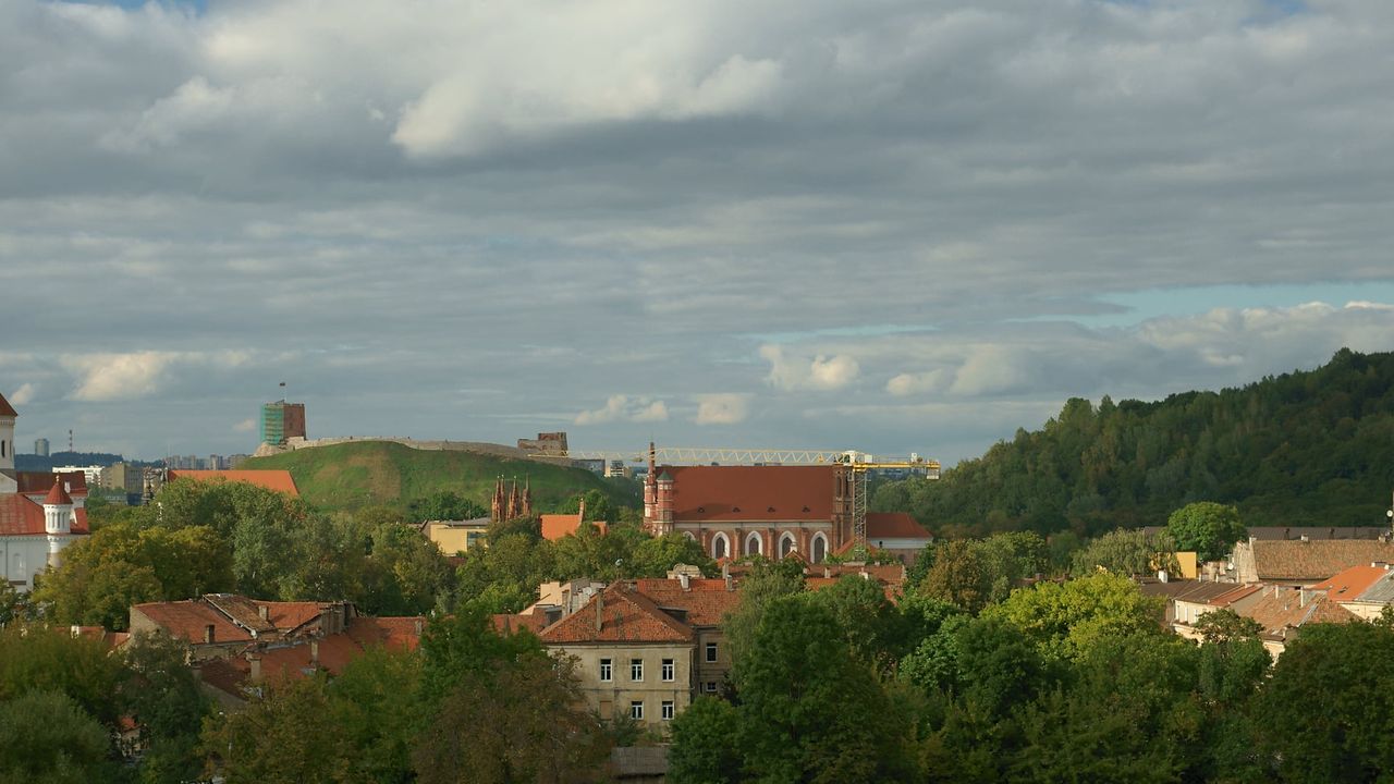 Vilniaus senamiesčio stogai ir Gedimino kalnas debesuotą dieną