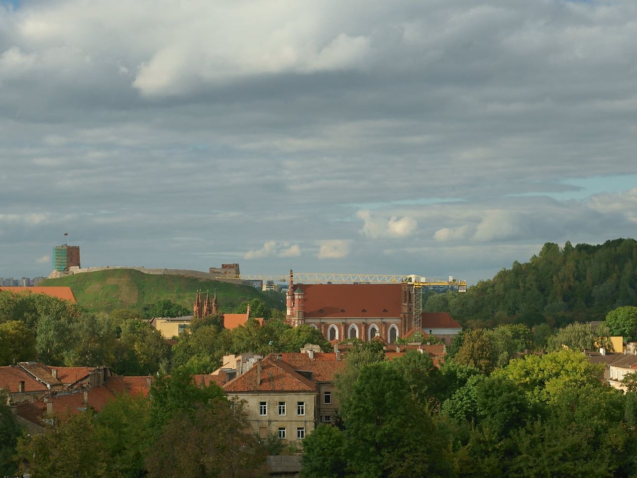 Vilniaus senamiesčio stogai ir Gedimino kalnas debesuotą dieną