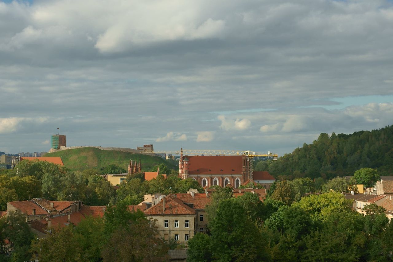Vilniaus senamiesčio stogai ir Gedimino kalnas debesuotą dieną