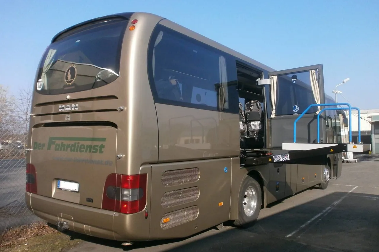 Tolimojo susisiekimo autobusas su atidaryta galine dalimi ir keltuvu neįgaliojo vežimėliui