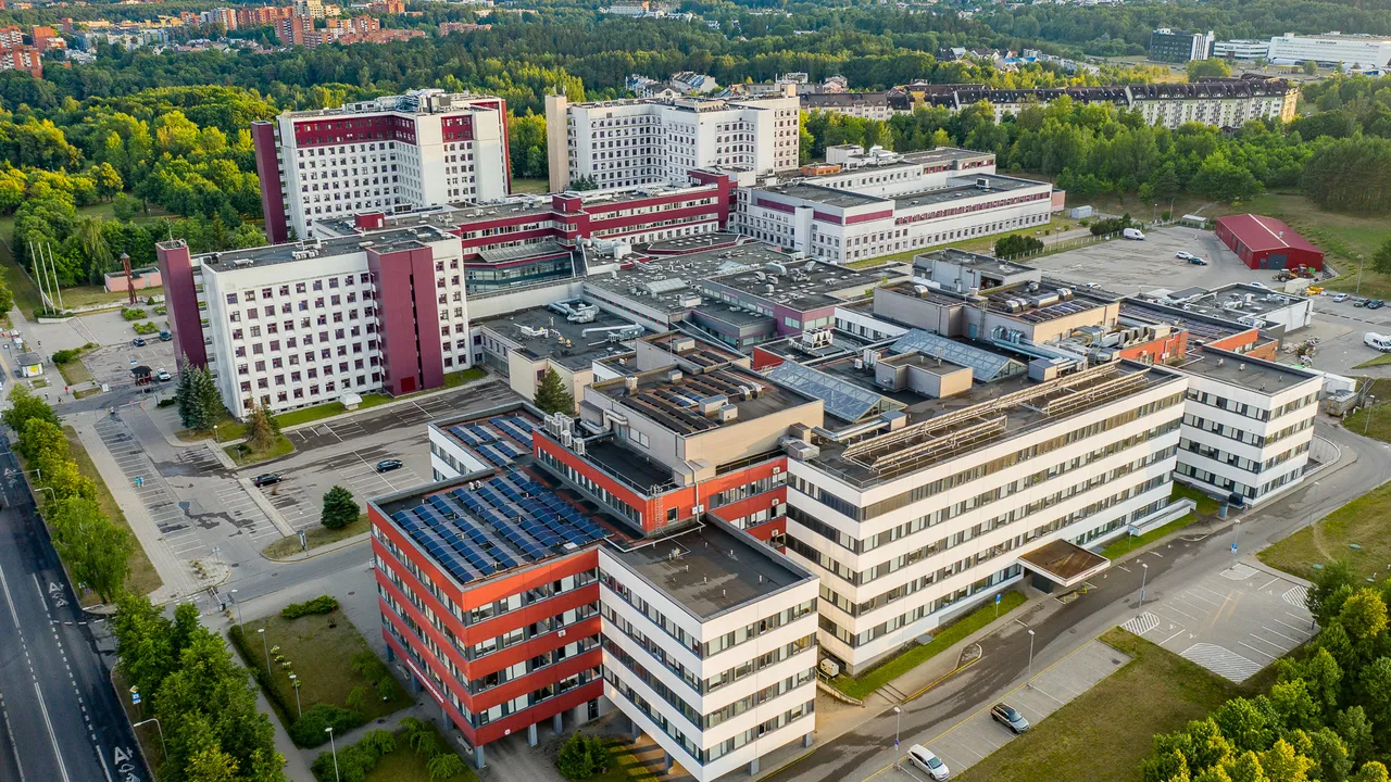 Santariškių klinikų pastatai Vilniuje iš paukščio skrydžio, tarp medžių ir gyvenamųjų kvartalų