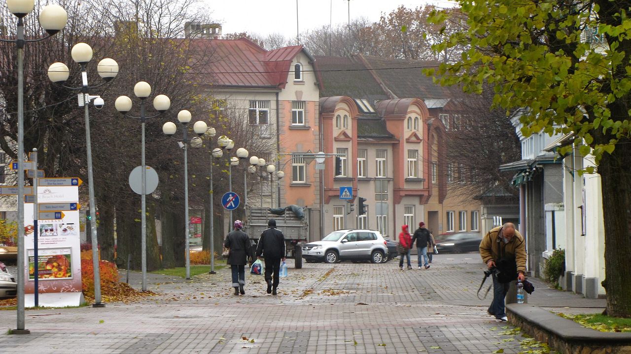 Jūrmalos Jomo gatvė rudenį: lempų eilė, pėsčiųjų gatvė ir spalvingi nukritę lapai