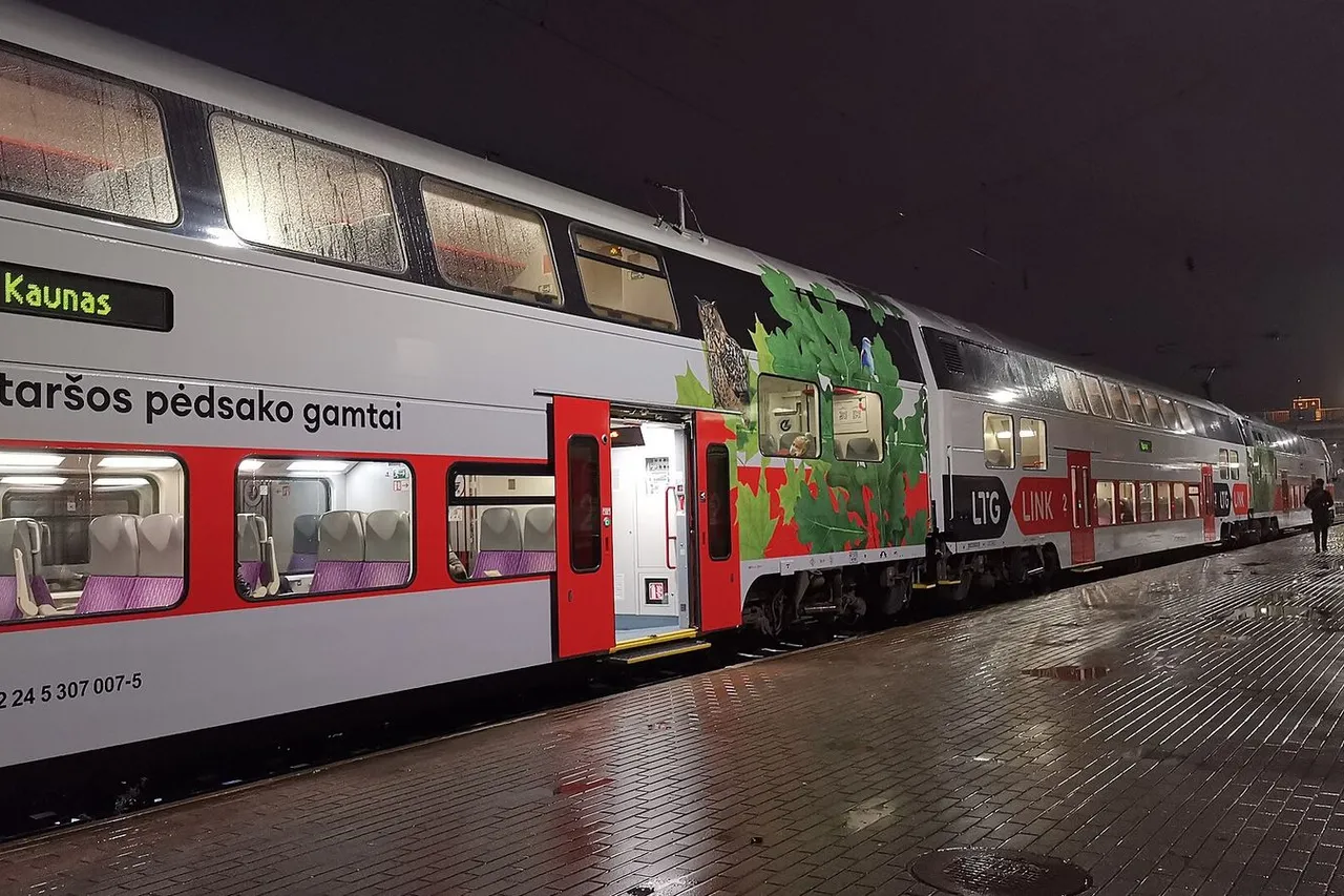 Naktį Vilniaus stotyje stovintis dviaukštis „LTG Link“ traukinys su užrašu „Kaunas“