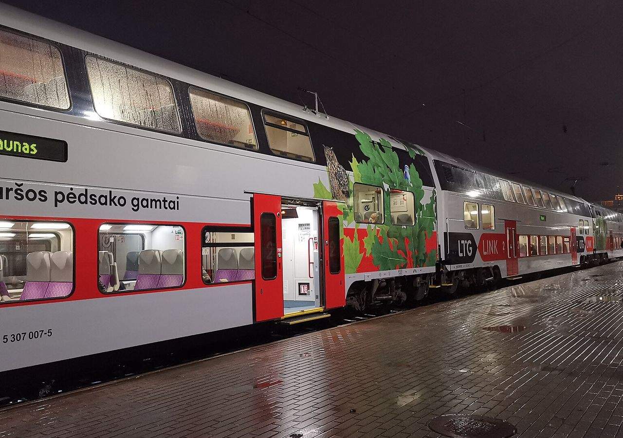 Naktį Vilniaus stotyje stovintis dviaukštis „LTG Link“ traukinys su užrašu „Kaunas“