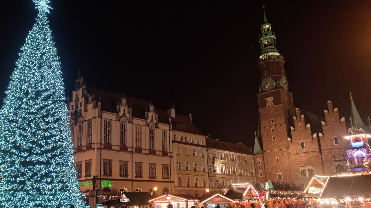 Vroclavo Rinkos aikštė vakare: apšviesta eglė, Senoji rotušė ir kalėdiniai namukai