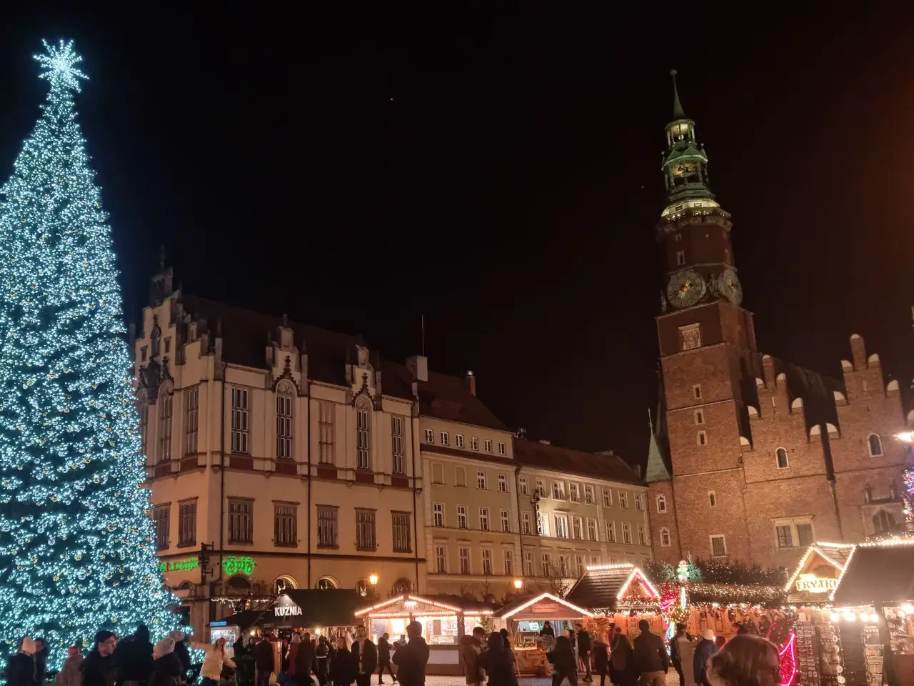 Vroclavo Rinkos aikštė vakare: apšviesta eglė, Senoji rotušė ir kalėdiniai namukai
