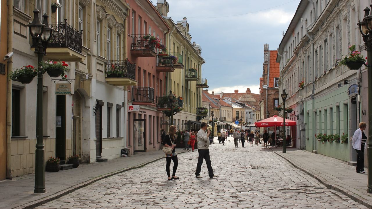Kauno senamiesčio gatvė su spalvingais namais ir vaikštančiais žmonėmis