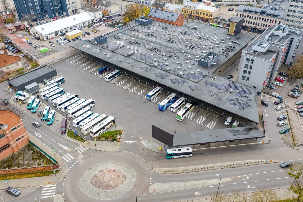 Kauno autobusų stotis iš viršaus: stogas su saulės elementais ir po juo stovintys autobusai