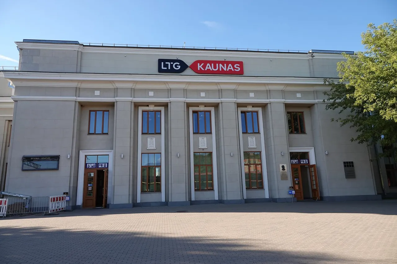 Kauno geležinkelio stoties pastatas su kolonomis ir užrašu „LTG Kaunas“ saulėtą dieną