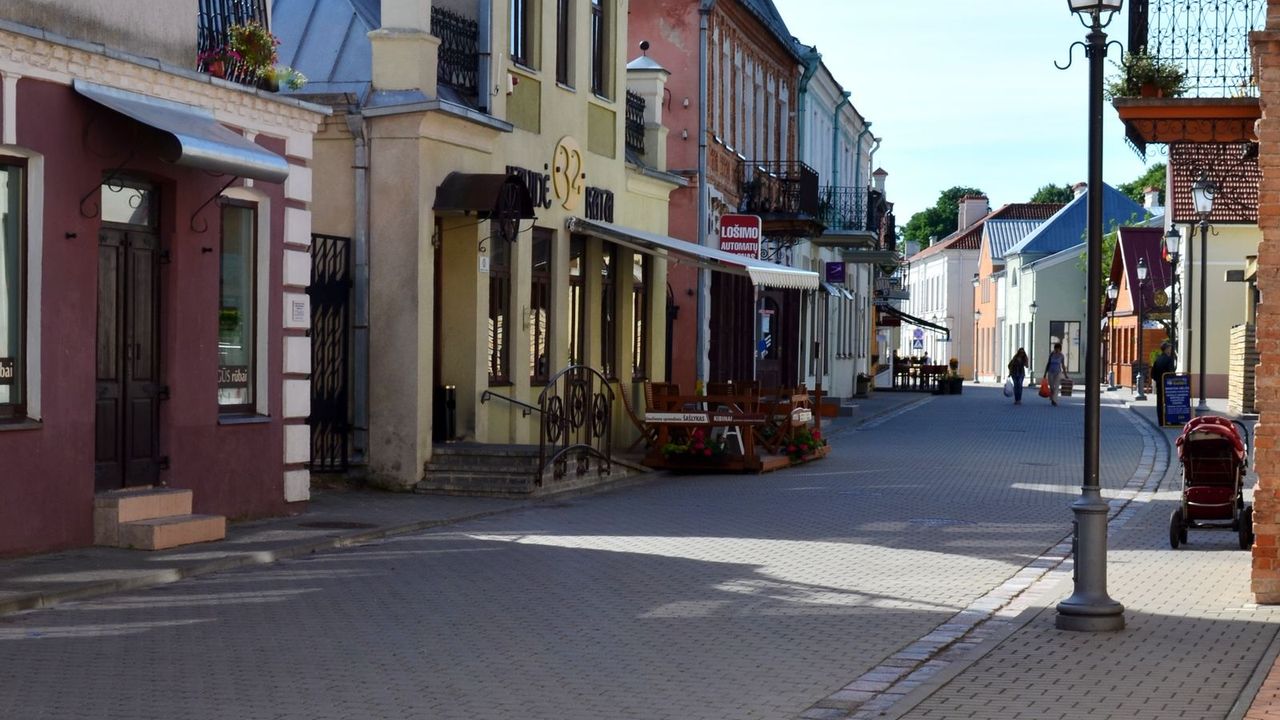 Pėsčiųjų gatvė Kėdainių senamiestyje su spalvingais namais ir gatvės žibintu