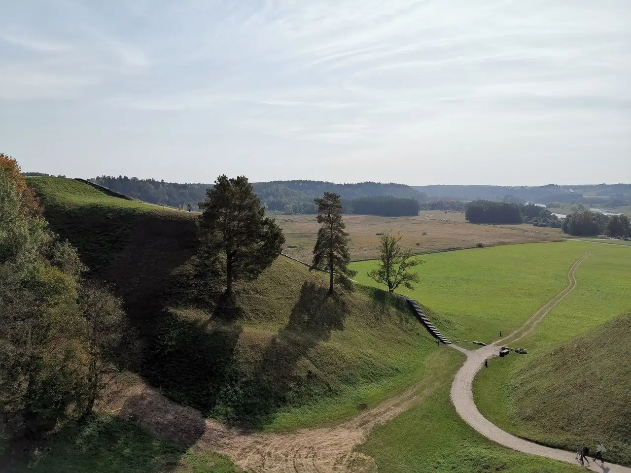 Kernavės piliakalnių slėnis su žvyrkeliu ir plačiomis pievomis