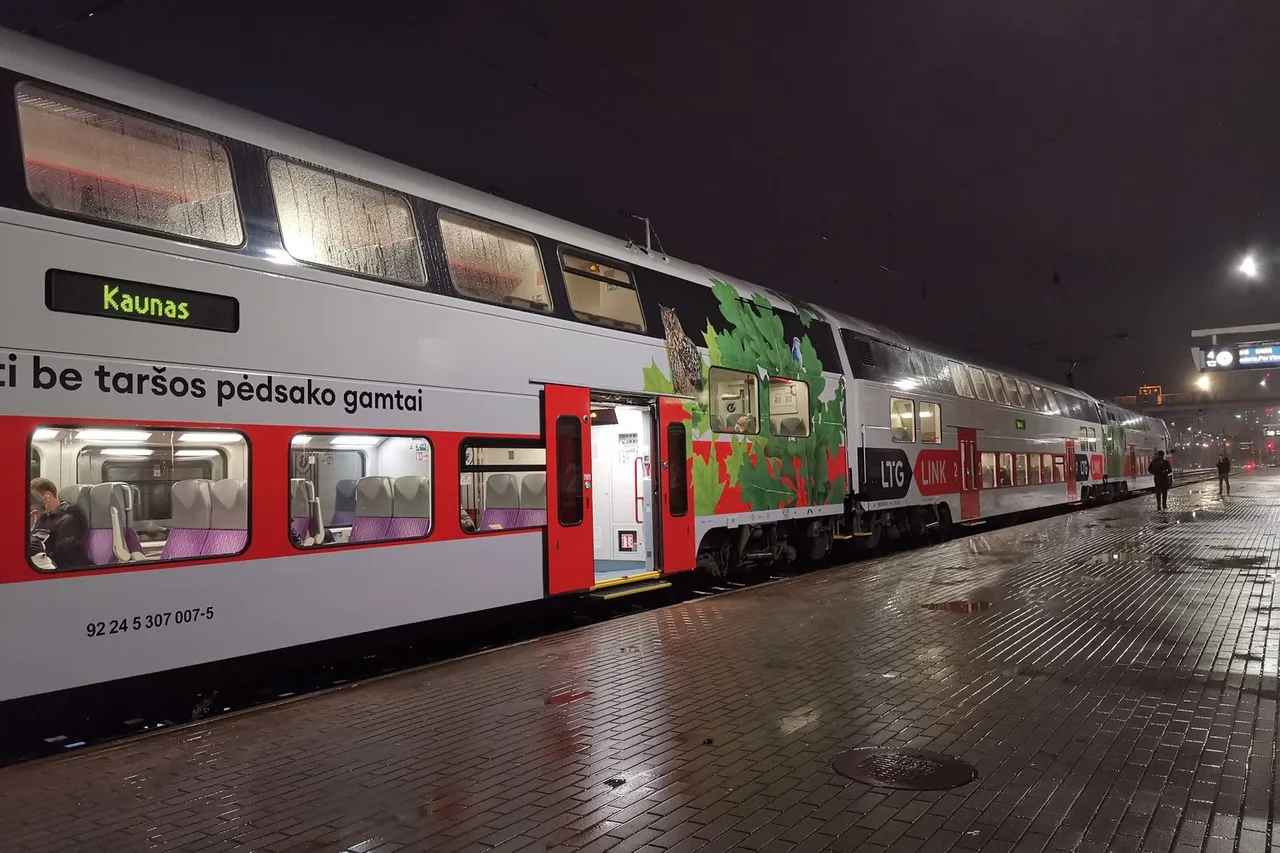Dviaukštis „LTG Link“ traukinys su užrašu Kaunas stovi perone vakare