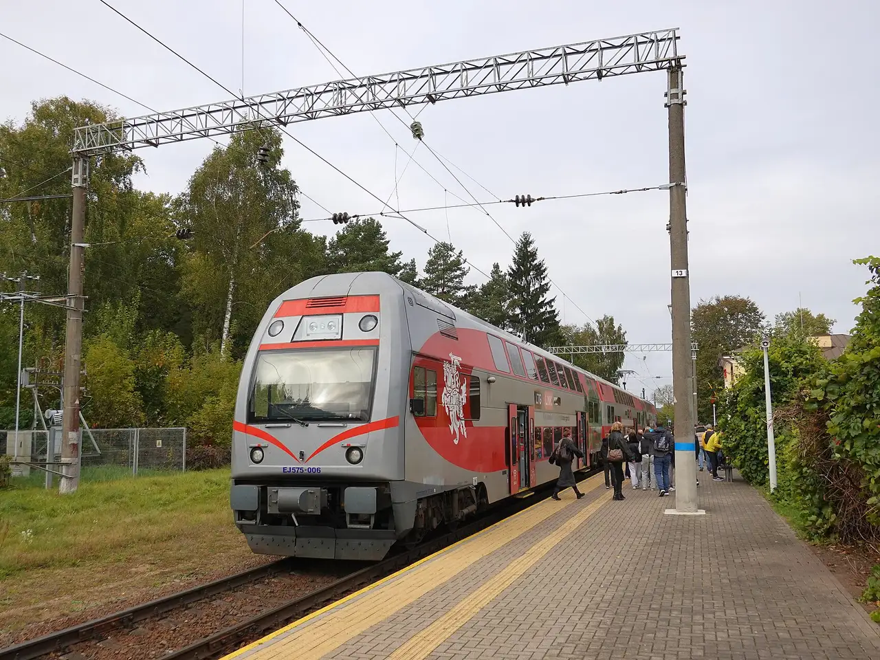 Dviaukštis „LTG Link“ traukinys Trakų stotyje, keleiviai lipa į vagoną