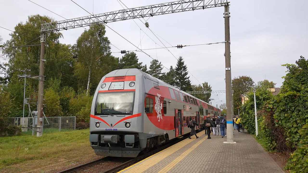 Dviaukštis „LTG Link“ traukinys Trakų stotyje, keleiviai lipa į vagoną