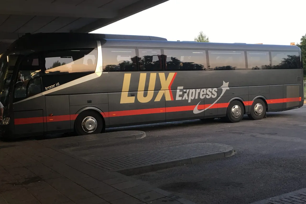 Juodas „Lux Express“ autobusas su raudona juosta stovi po stogine Vilniuje