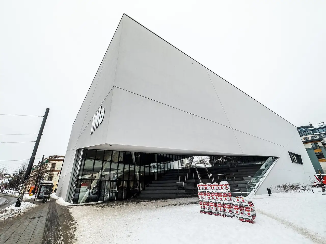 Baltas kampuotas MO muziejaus pastatas Vilniuje žiemą, priešais sniegas
