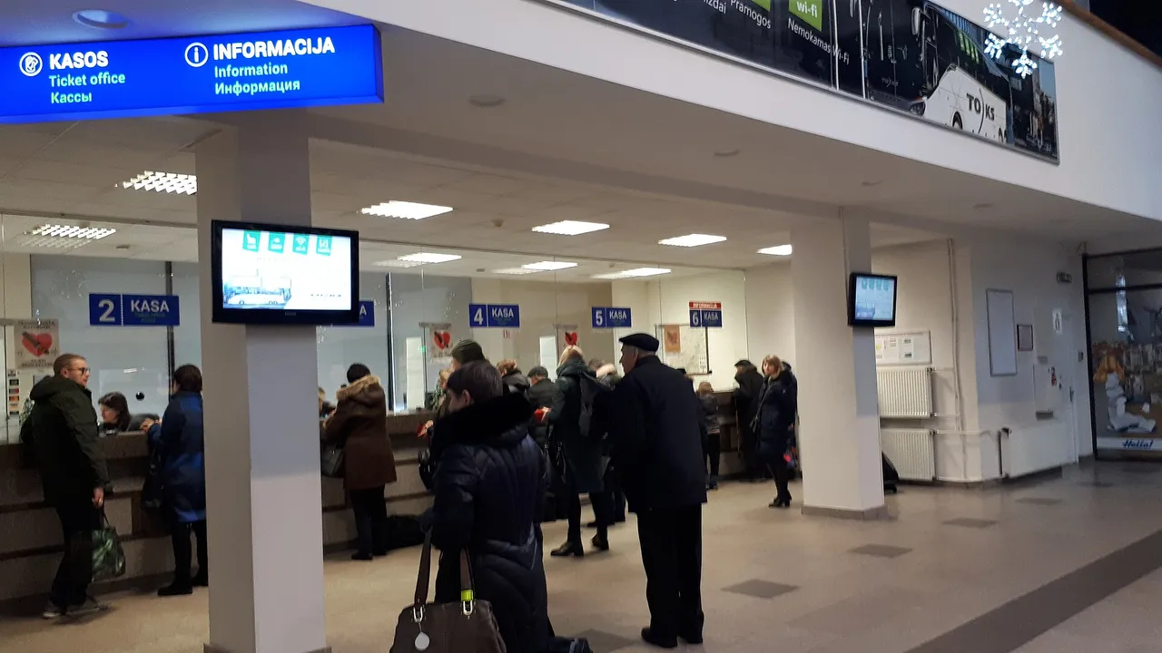 Vilniaus autobusų stoties kasų salė su keleiviais eilėje prie langelių