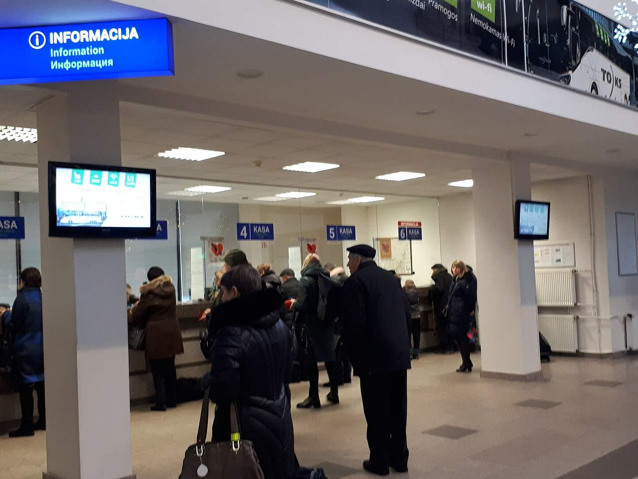 Vilniaus autobusų stoties kasų salė su keleiviais eilėje prie langelių