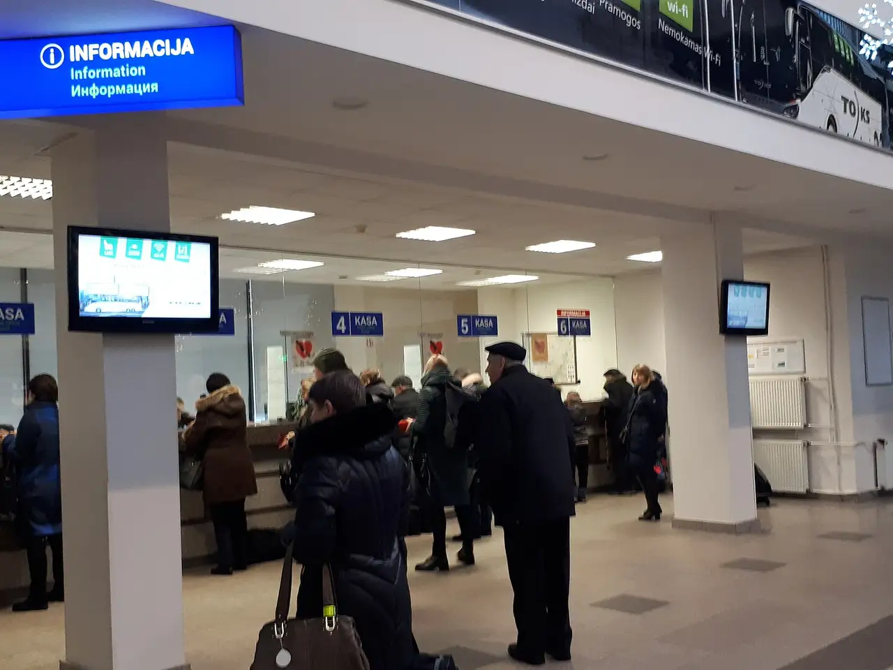 Vilniaus autobusų stoties kasų salė su keleiviais eilėje prie langelių