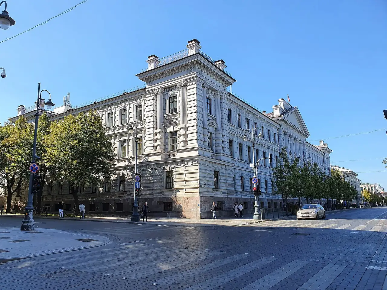 Šviesus neoklasicistinis buvusios KGB būstinės pastatas Gedimino prospekte