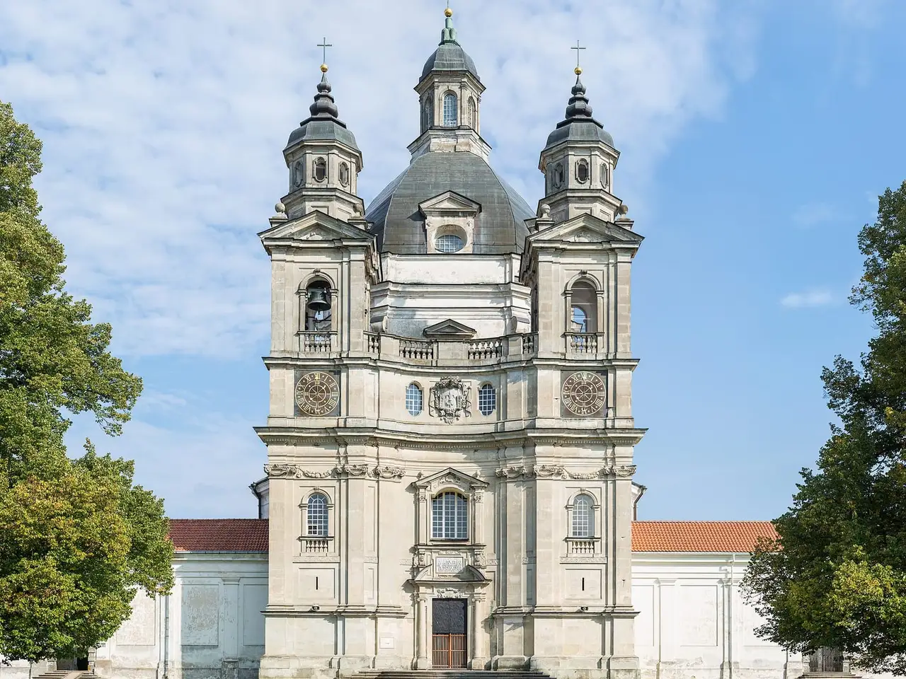 Šviesaus Pažaislio vienuolyno bažnyčios fasadas su dviem bokštais ir kupolu, priekyje veja
