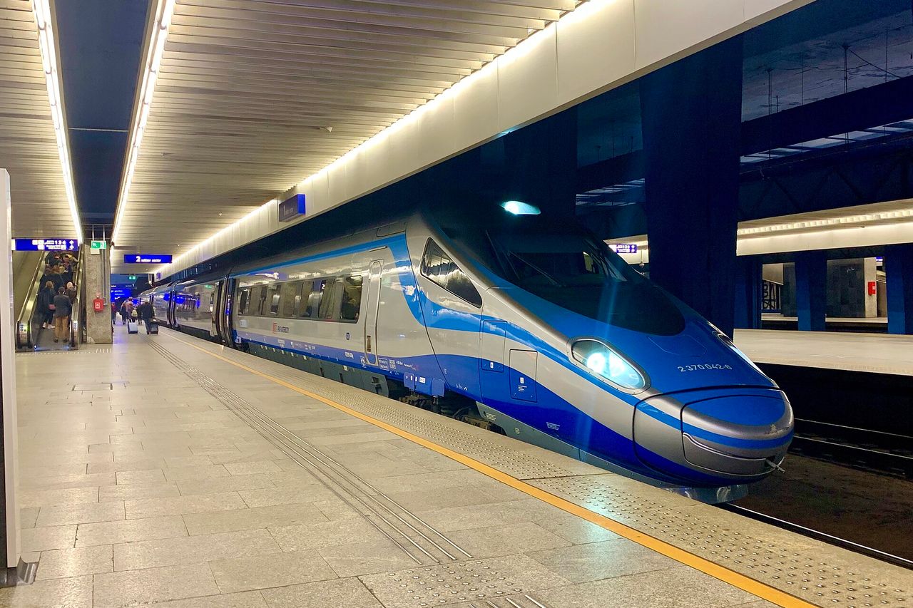 Mėlynai pilkas PKP Intercity „Pendolino“ traukinys Varšuvos centrinės stoties perone