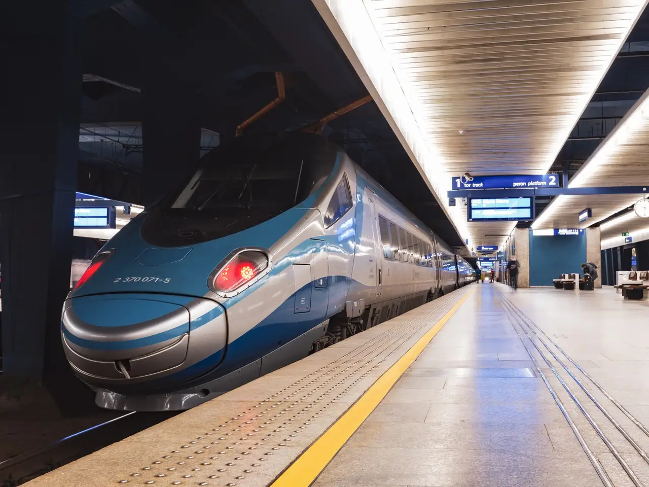 Mėlynai sidabrinis greitasis traukinys Pendolino stovi požeminiame Varšuvos perone