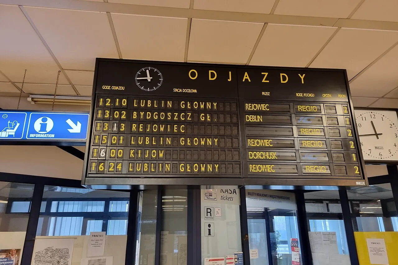 Mechaninė traukinių išvykimų lentelė Lenkijos stotyje: laikai, kryptys ir peronai