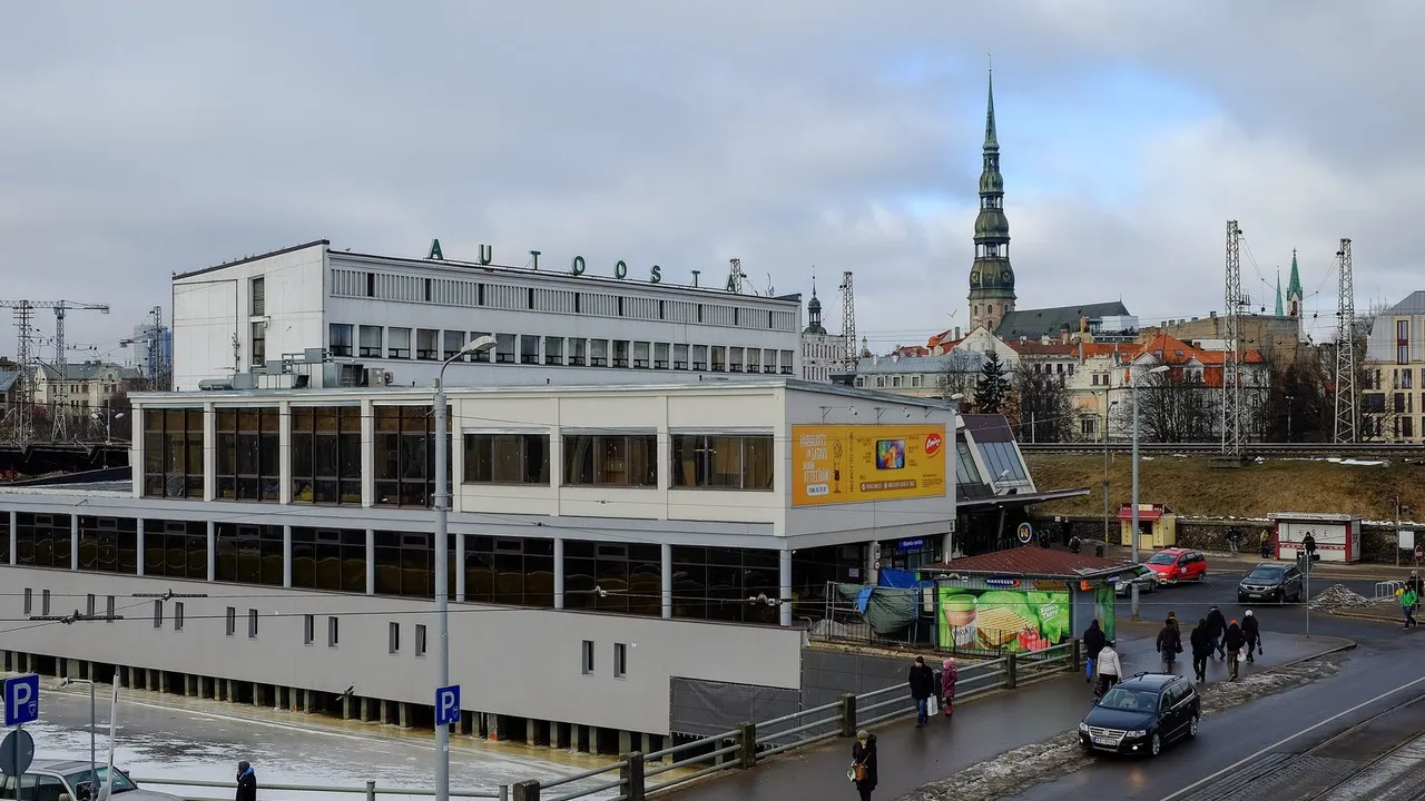 Rygos autobusų stoties pastatas su užrašu ir Šv. Petro bažnyčios bokštu už jo