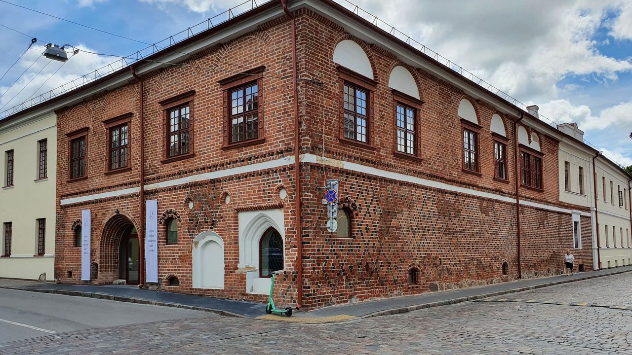 Raudonų plytų pastato kampas Kauno senamiestyje prie Rotušės aikštės, giedra vasaros diena