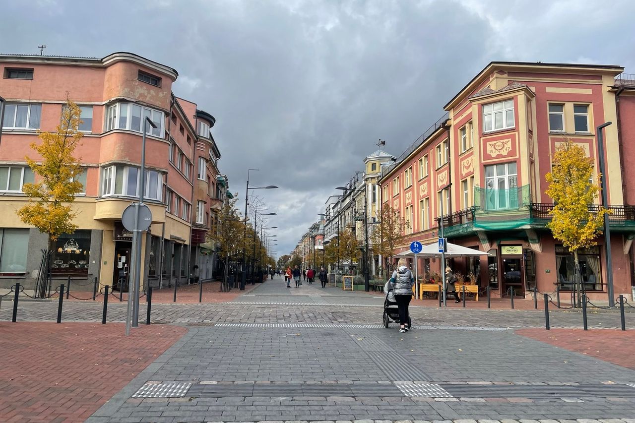 Šiaulių Vilniaus gatvės pėsčiųjų ruožas su spalvingais namais, kavinėmis ir praeiviais