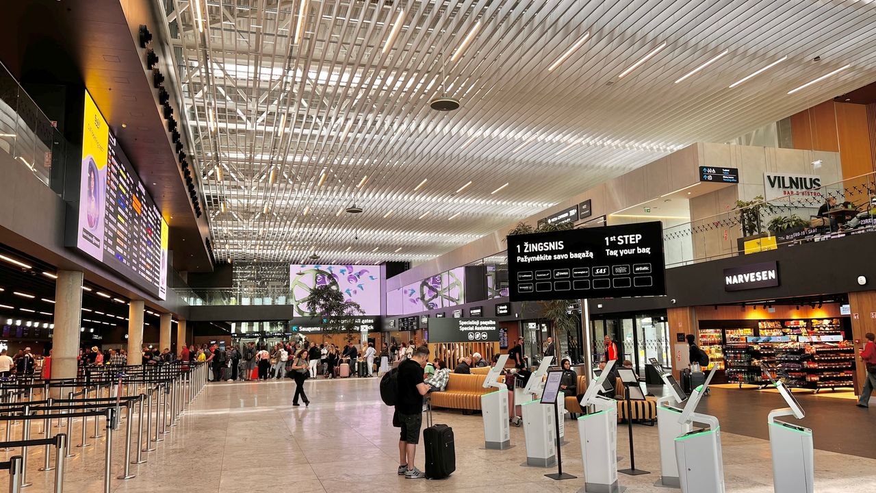 Vilniaus oro uosto išvykimo terminalas su saugumo patikros eilėmis