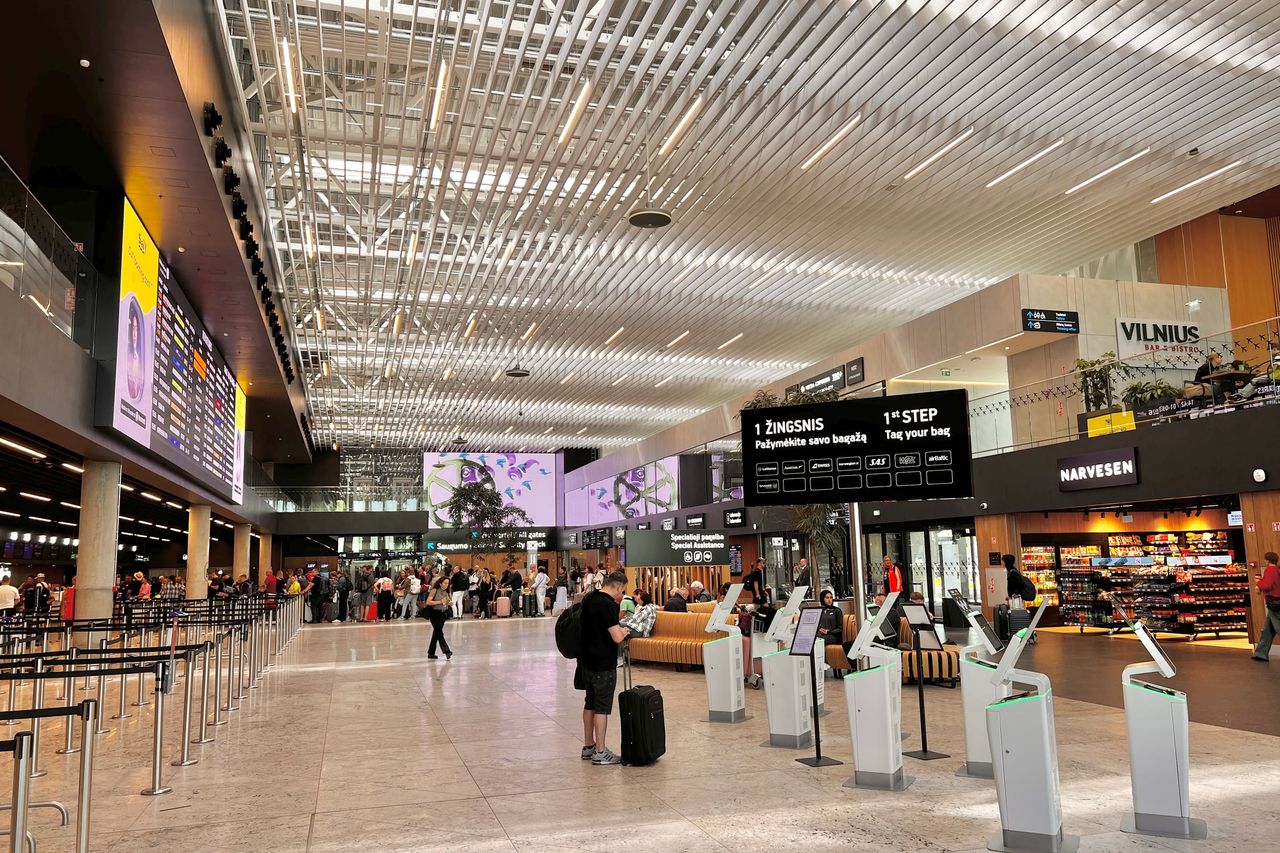 Vilniaus oro uosto išvykimo terminalas su saugumo patikros eilėmis