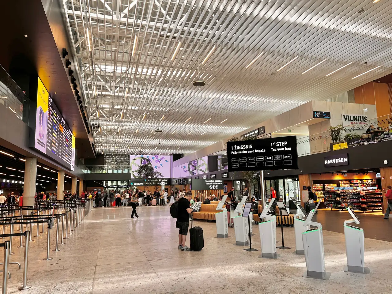Vilniaus oro uosto išvykimo terminalas su saugumo patikros eilėmis
