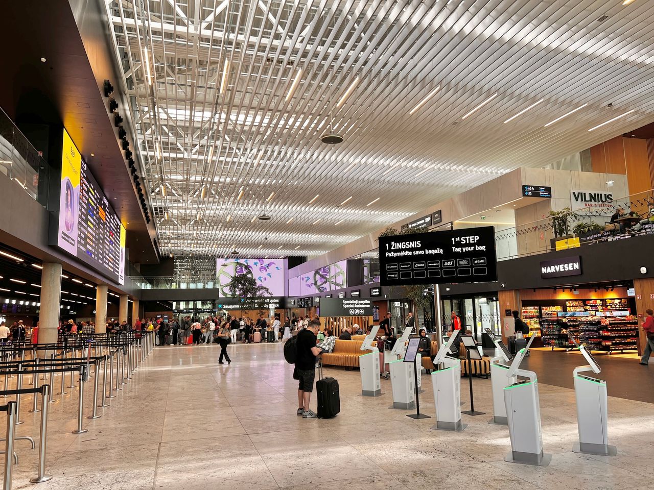 Vilniaus oro uosto išvykimo terminalas su saugumo patikros eilėmis