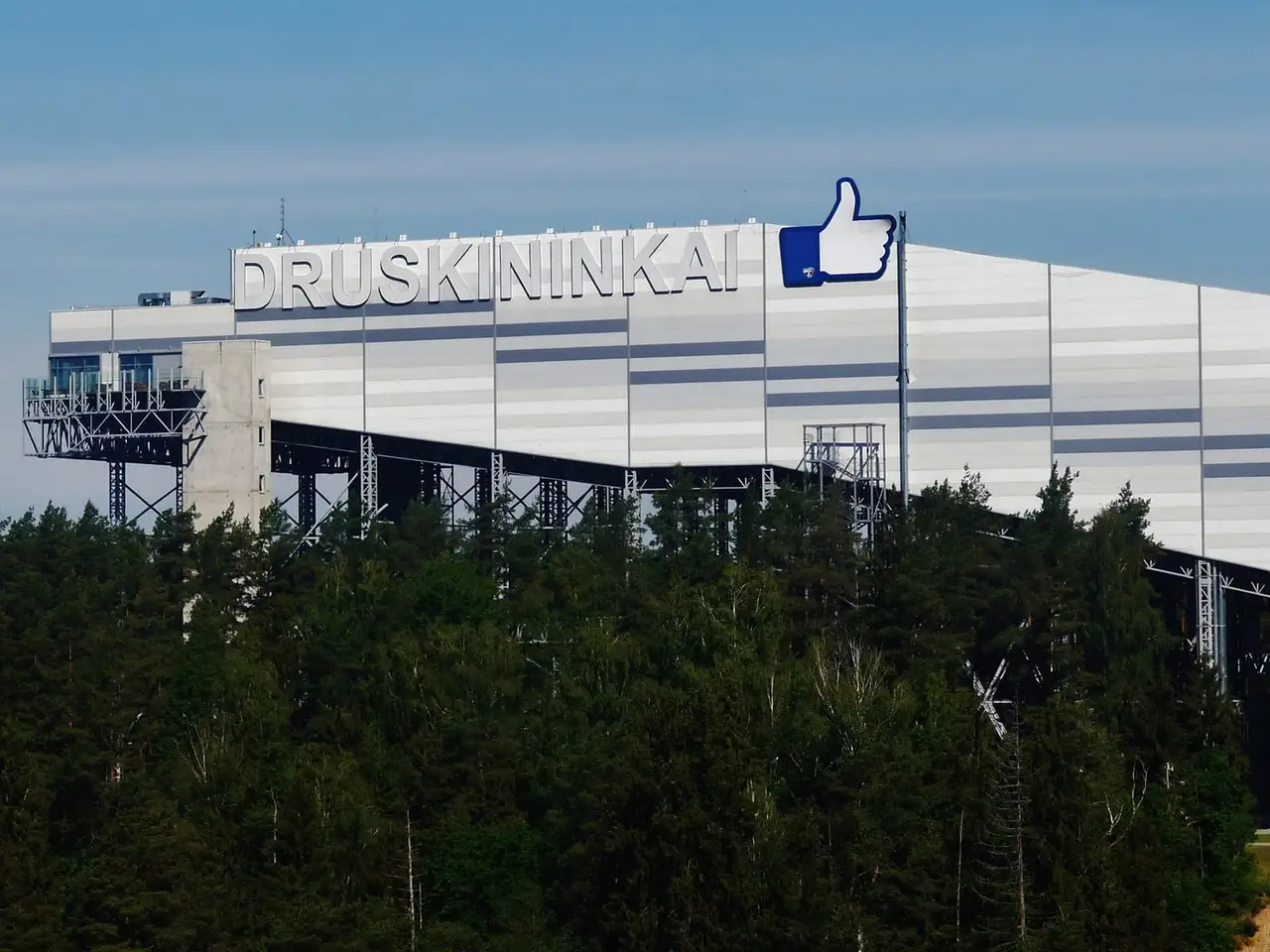 Snow Arena slidinėjimo salės pastatas su užrašu „Druskininkai“ virš pušyno