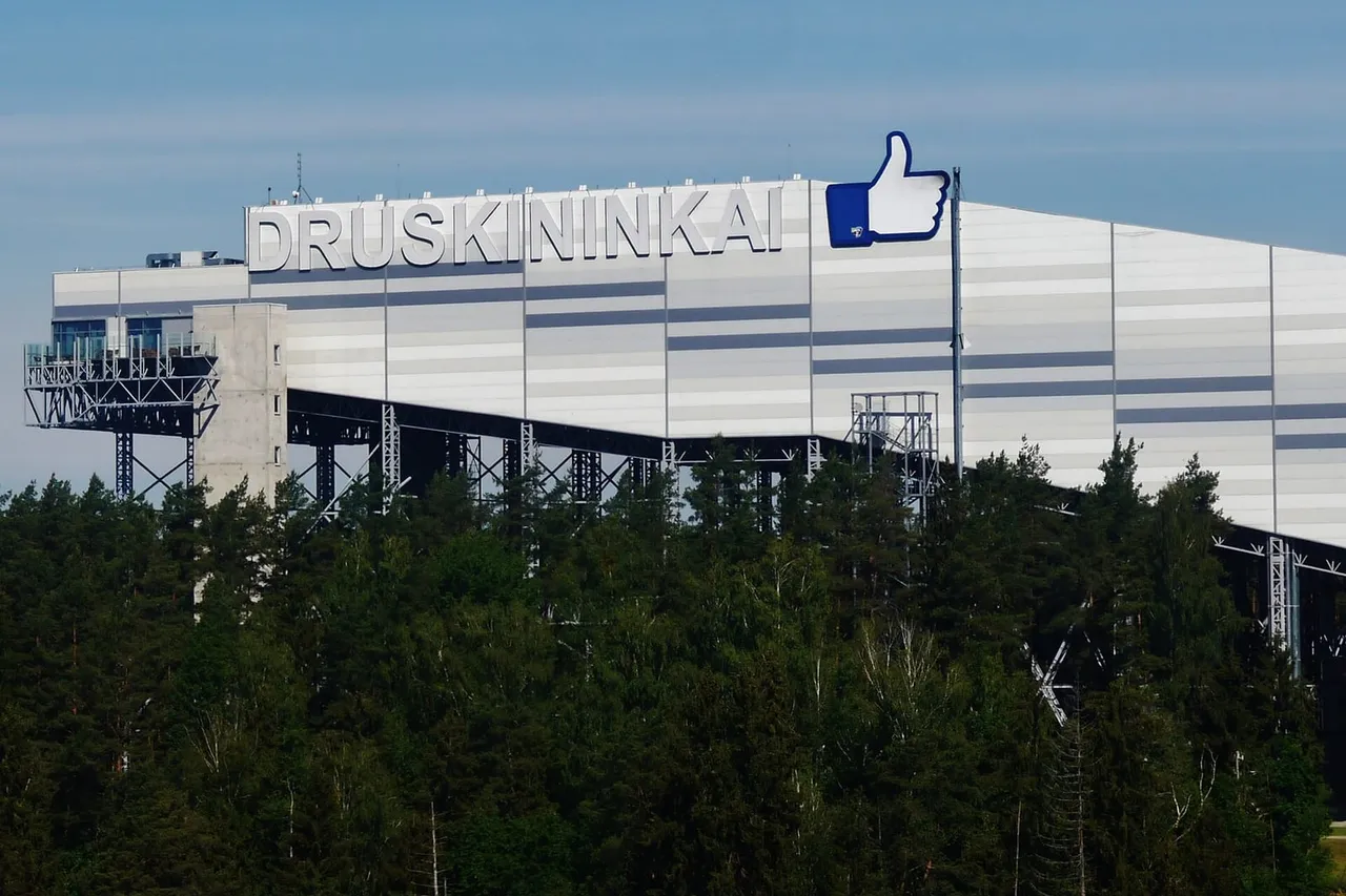 Snow Arena slidinėjimo salės pastatas su užrašu „Druskininkai“ virš pušyno