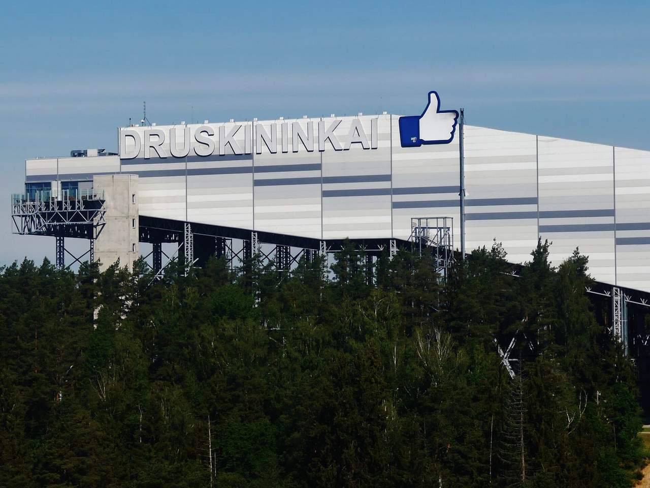 Snow Arena slidinėjimo salės pastatas su užrašu „Druskininkai“ virš pušyno