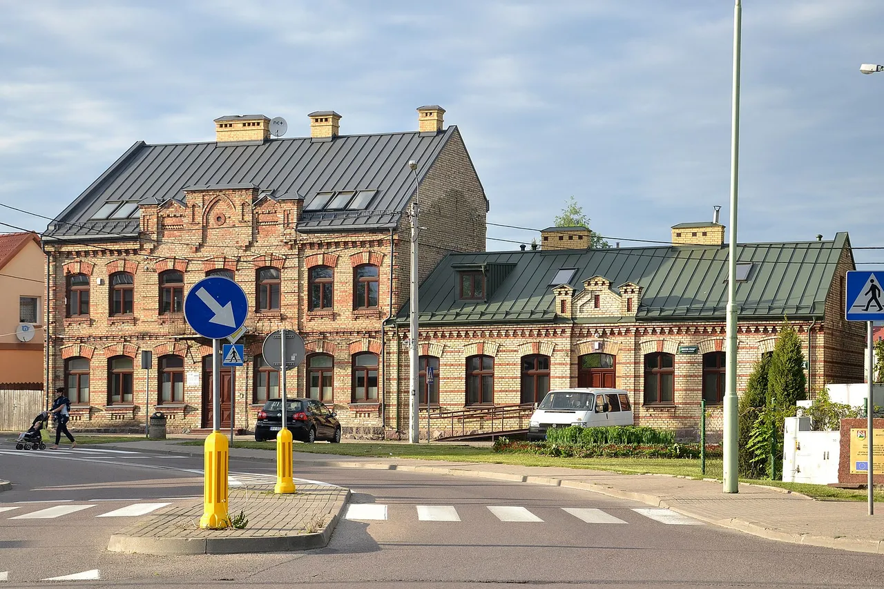 Plytų ir tinkuoti istoriniai pastatai Suvalkuose prie Mickiewicza gatvės sankryžos