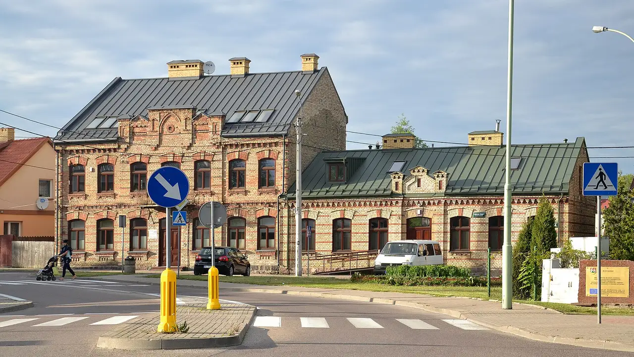 Plytų ir tinkuoti istoriniai pastatai Suvalkuose prie Mickiewicza gatvės sankryžos