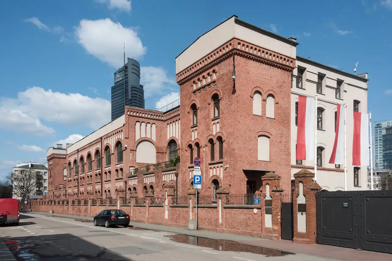Varšuvos sukilimo muziejaus raudonų plytų pastatas su Lenkijos vėliavomis