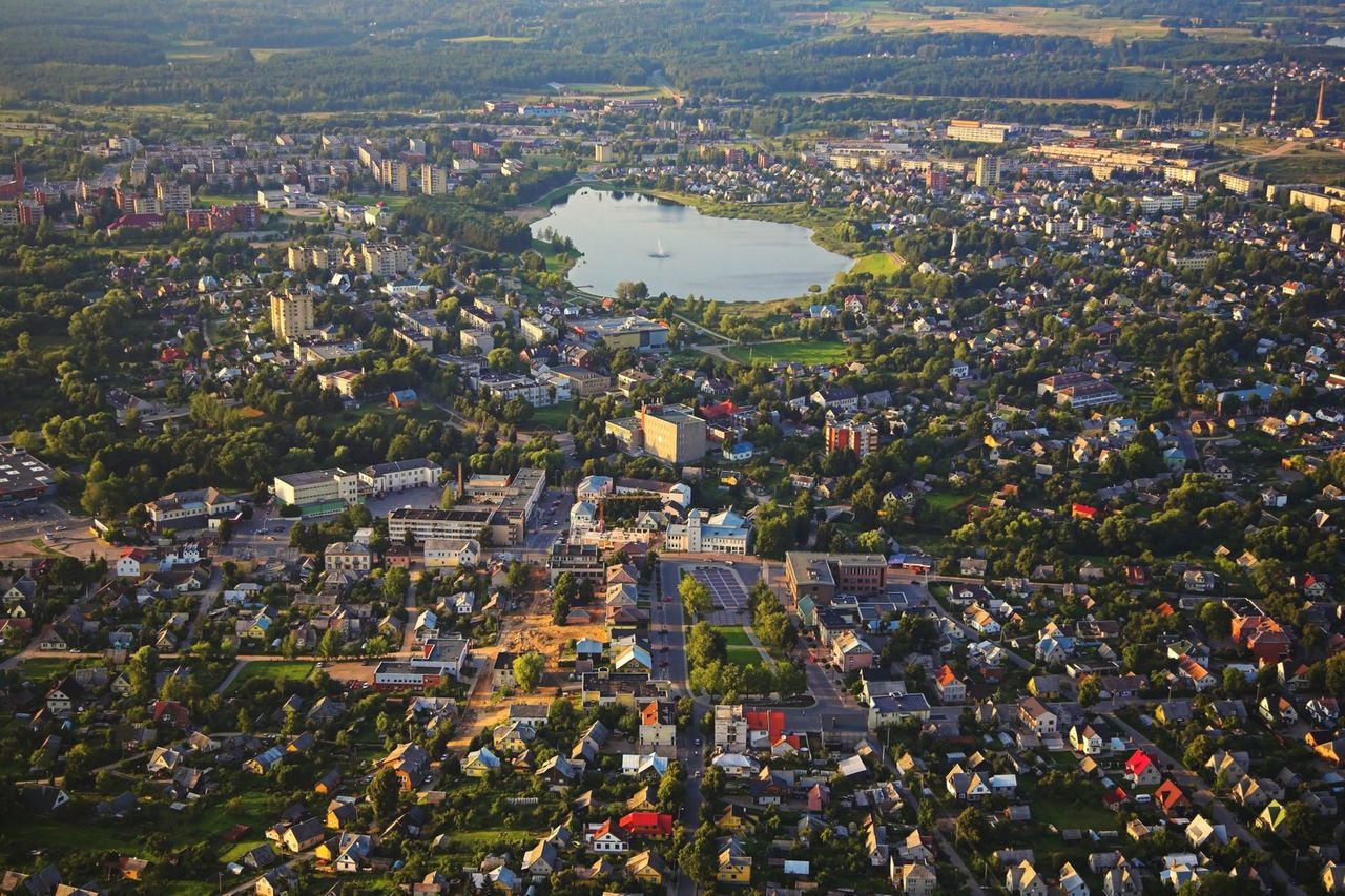 Utena iš paukščio skrydžio: namų kvartalai, ežeras ir miškai horizonte