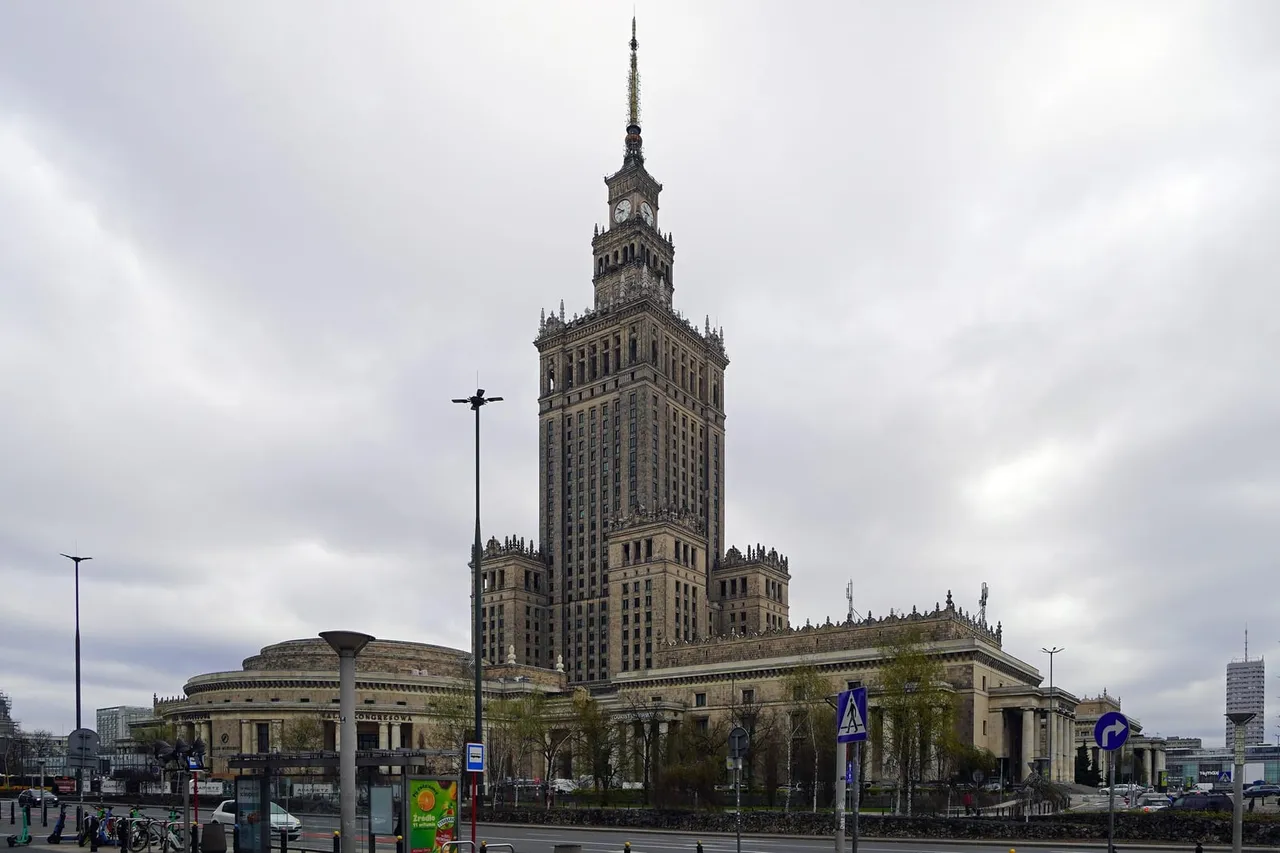 Aukštas Kultūros ir mokslo rūmų dangoraižis Varšuvos centre apsiniaukusią dieną