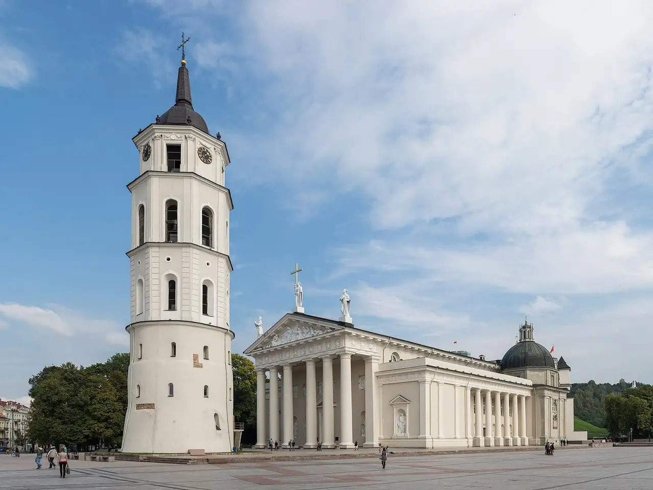 Balta Vilniaus arkikatedra su kolonomis ir aukšta varpine Katedros aikštėje