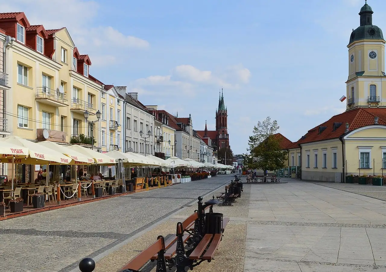 Balstogės Kościuškos aikštė su kavinėmis, ratušės bokštu ir raudonos katedros bokštais