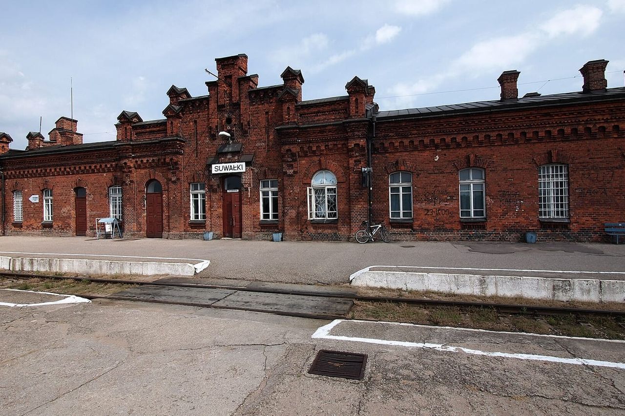 Raudonų plytų Suvalkų geležinkelio stoties pastatas ir peronas su bėgiais