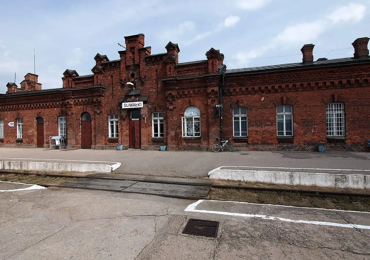 Raudonų plytų Suvalkų geležinkelio stoties pastatas ir peronas su bėgiais