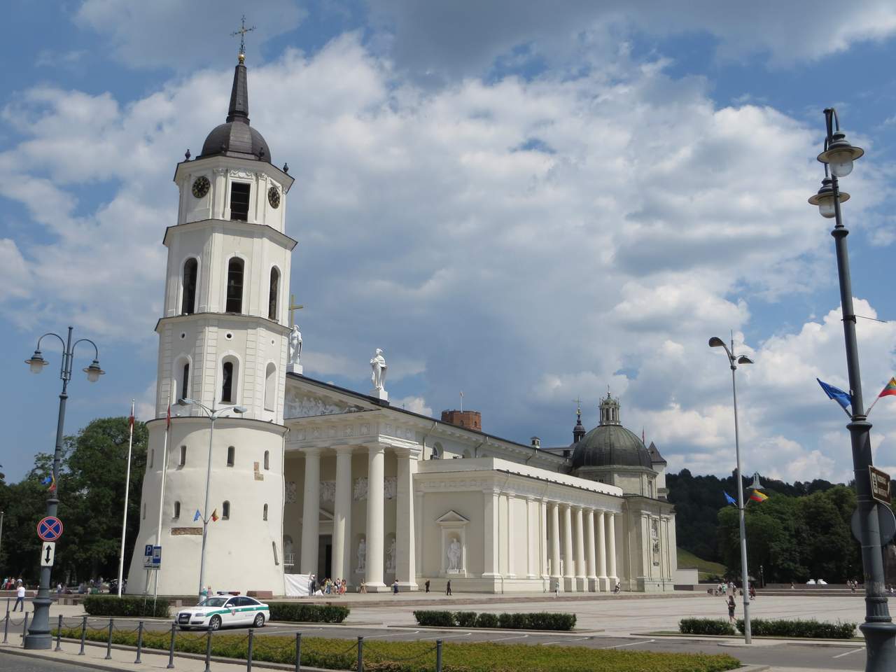 Vilniaus arkikatedros varpinė ir katedra Katedros aikštėje