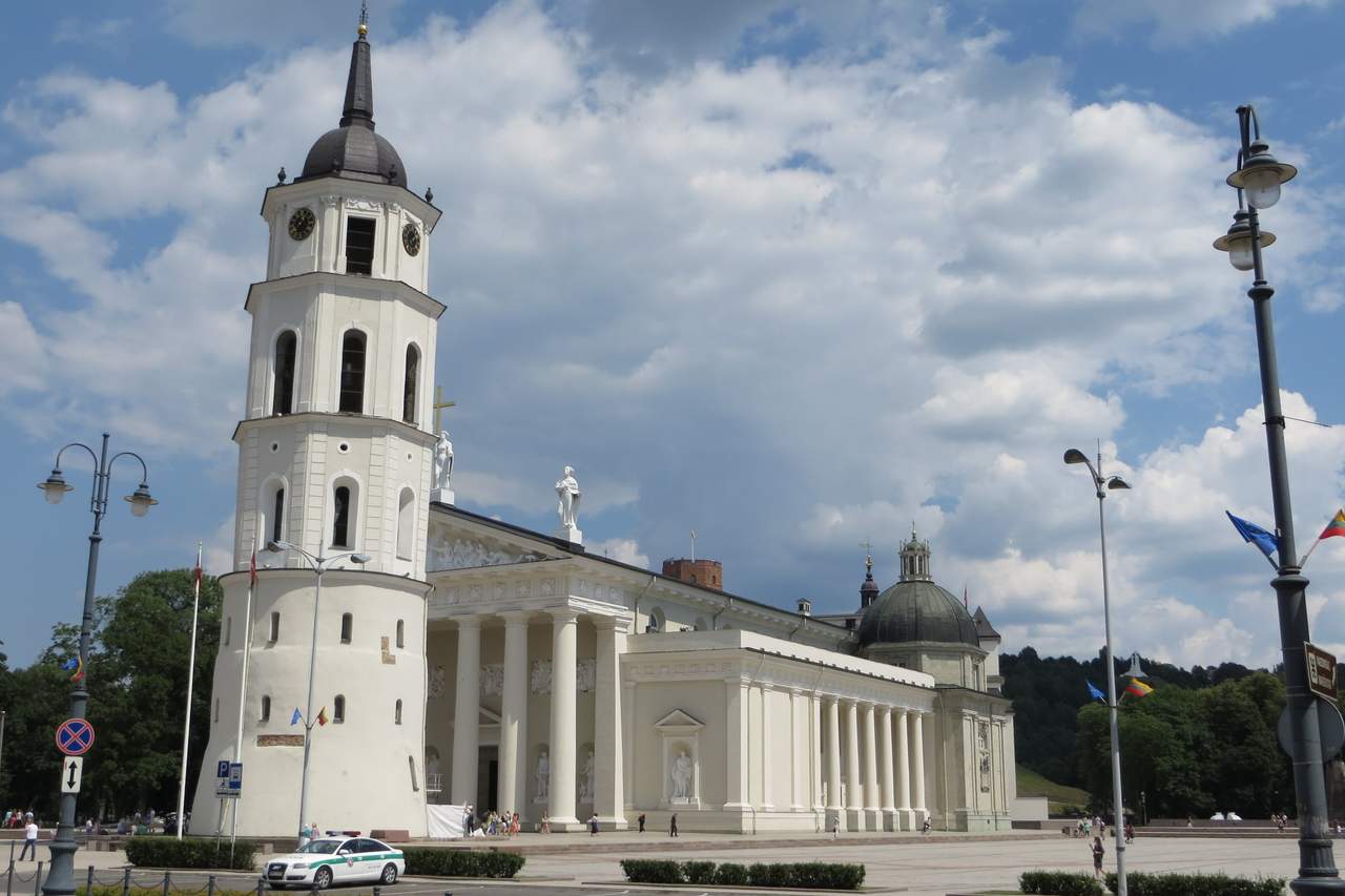 Vilniaus arkikatedros varpinė ir katedra Katedros aikštėje