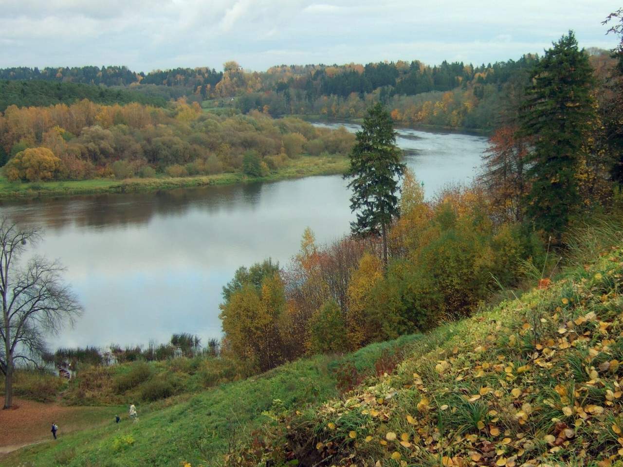 Rudens spalvų šlaitas ir Nemuno vingis, žiūrint nuo Vytauto piliakalnio Birštone
